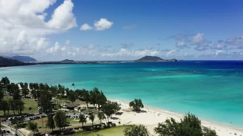 Vue par drone de la plage de Kailua avec les îles Mokulua au loin.