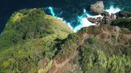 Luftaufnahme der Steilküste der Insel Nusa Penida, Bali, Indonesien