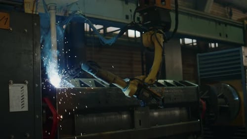 Roboterschweißen von Metallkonstruktionen in einer Industriefabrik