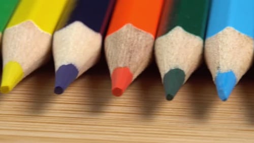 Los lápices de colores giran como fondo. Lápices arcoíris para dibujar. Surtido de lápices de colores