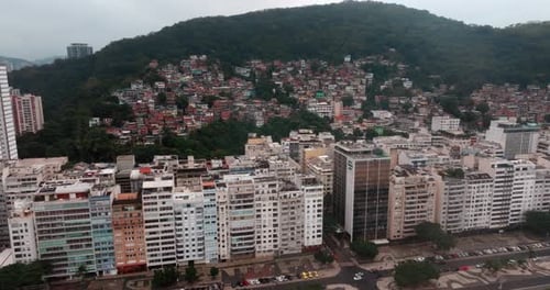 Toma aérea de favelas en Río de Janeiro, Brasil