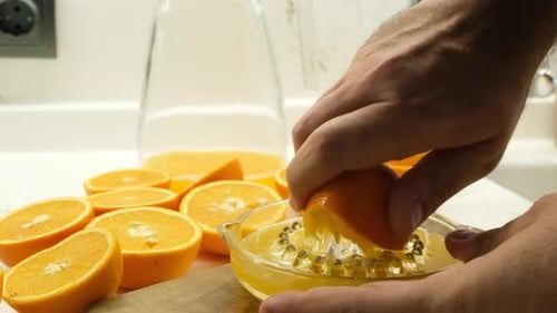 Exprimir una naranja a mano
