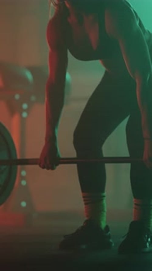 Zwei Athleten, die an intensiven funktionellen Trainingsübungen mit Gewichtheben und Kraft teilnehmen