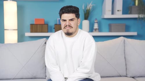 Der junge Mann ist angewidert. Ihm ist übel.