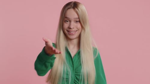 Aufgeregter junger Gewinner, Frau, Mädchen, ist sehr stolz und zeigt sich überglücklich über den Erfolg, den Sieg