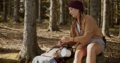 Tasse de voyage à nouer pour femme avec sac à dos en forêt