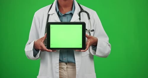 Médecin, écran vert ou femme noire avec tablette pour le marketing médical, la publicité