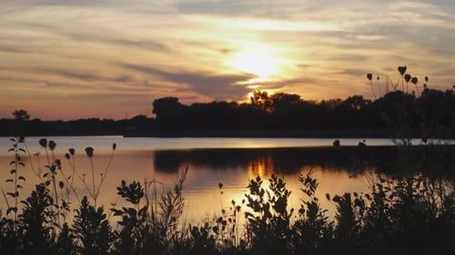 Wunderschöner orangefarbener Sonnenuntergang an einem warmen Sommertag, keine Menschen