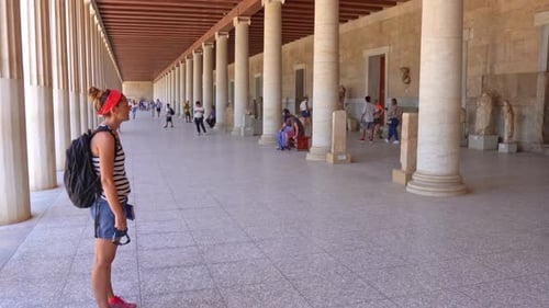 Jeune touriste explorant la Stoa d'Attalos à Athènes
