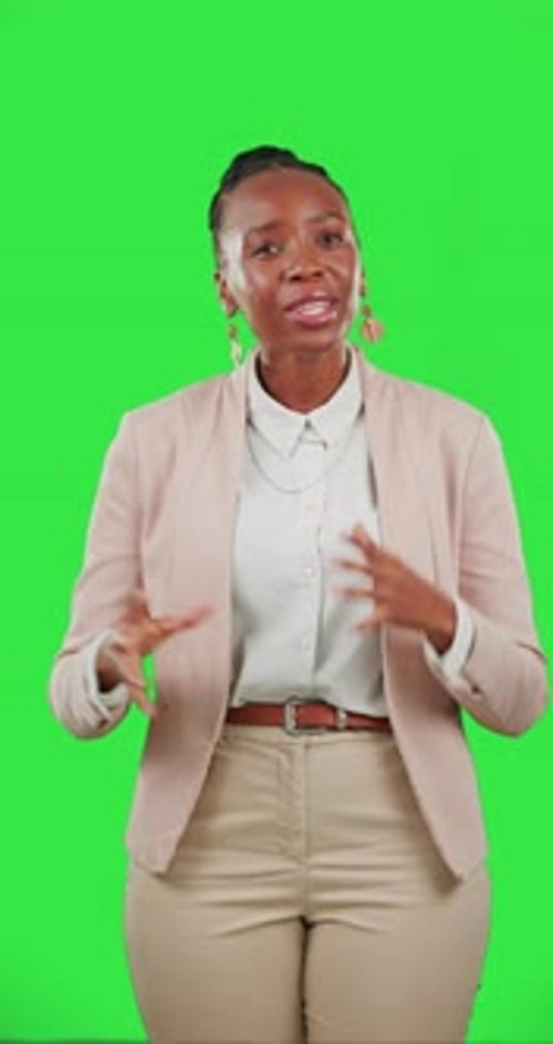 Présentation, conversation et femme noire sur un écran vert pour des nouvelles isolées sur fond de studio