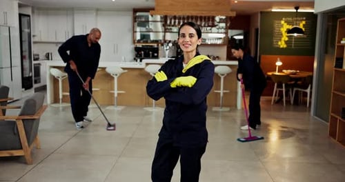 Concierge, femme et bras croisés avec le visage, service de nettoyage et sol mouillé pour la désinfection