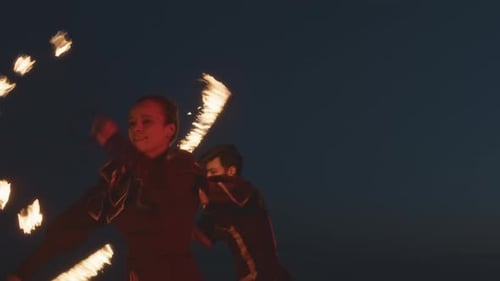 Circus Duet macht Feuershow bei Nacht