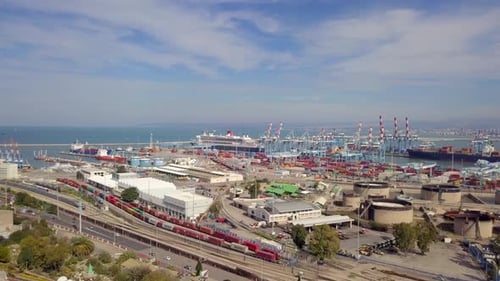 Handelshafen mit Containerschiffen - Luftaufnahme.
