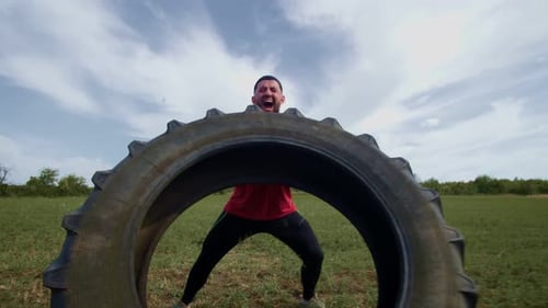 CrossFit-Trainingseinheit mit muskulösem Mann im Freien
