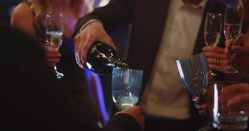 Party Concept: Companhia de amigos corporativos juntos em círculo servindo champanhe e álcool