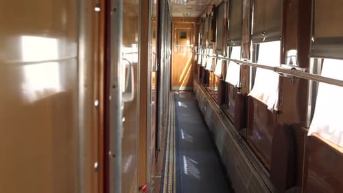 Vue intérieure de l'intérieur de l'ancien compartiment passagers pendant le mouvement du train
