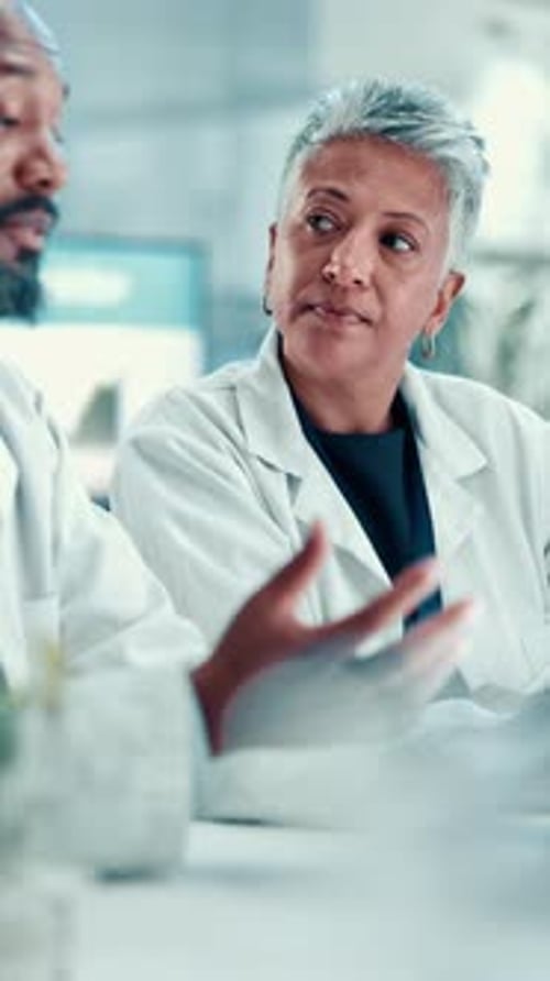 Люди, ученый и дискуссия с планшетом в лаборатории для медицинских исследований или результатов