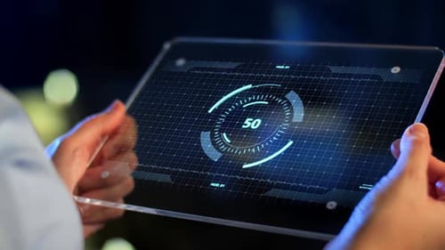 Technologie Virtuelle Effekte und Programmierkonzept - Hände halten einen transparenten Tablet-PC