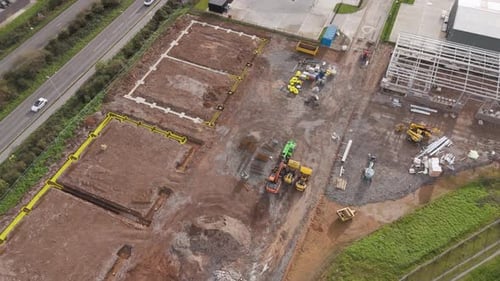Fundamentos de nuevas unidades industriales en construcción, que muestran la preparación de las bases y los primeros