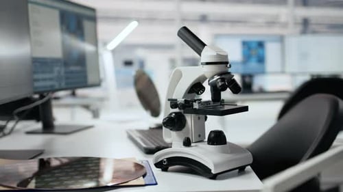 Forschungsbüro der Microchip Factory mit Arbeitsstationen zur Inspektion des Prozessors