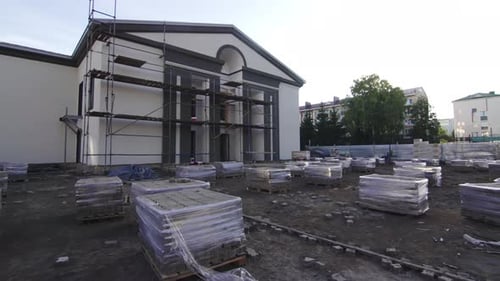 Suministros y andamios en la obra de construcción del Palacio de la Cultura