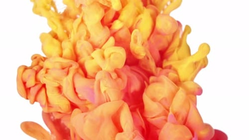 Tinta laranja e vermelha se espalhando na água, fundo colorido abstrato com isolamento branco