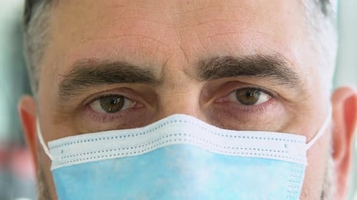 Nahaufnahme eines Oberarztes mit Gesichtsmaske zur Vorbereitung einer Operation, Interventionsklinik