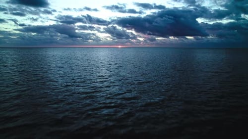 Nublado Oceano, Mar, Nascer do Sol Aéreo