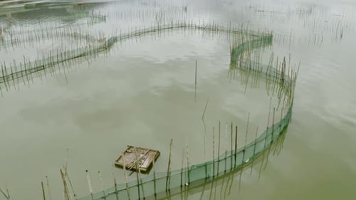 Luftaufnahme von Fischernetzen an der Küste Chinas