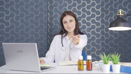A médica estende a mão amiga.