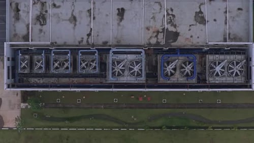 Vista aérea de torres de resfriamento industrial em data center de internet na Indonésia