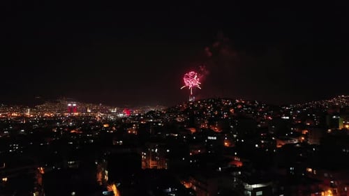 Fogos de artifício explodindo para comemorar o ano novo
