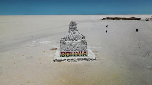 Vista aérea del lago salado de Uyuni con monumento, Uyuni, Bolivia.