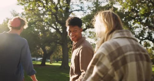 Glücklich, Menschen und Spazierengehen mit Kommunikation im Park für Outdoor-Abenteuer, Bindung und Urlaub
