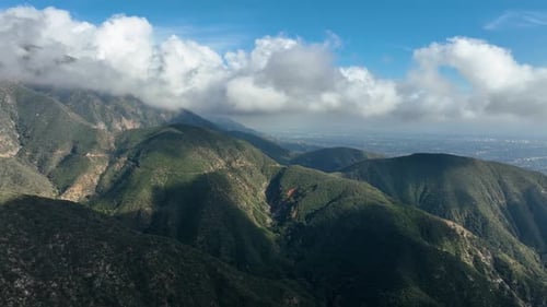 Luftaufnahme der zerklüfteten Landschaft der San Gabriel Mountains