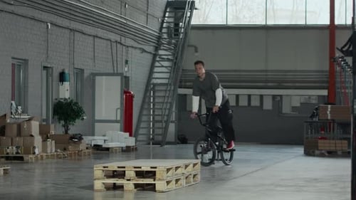 Guy Stunt fait du BMX et ne parvient pas à faire du clean spin