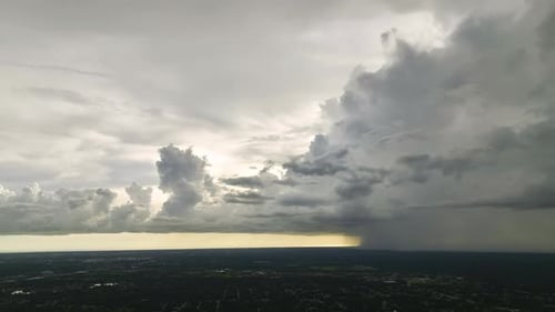 Dunkle stürmische Wolken bilden sich am düsteren Himmel vor starken Regenfällen über dem Vorstadtgebiet
