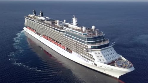 Luftaufnahmen eines Kreuzfahrtschiffes der Solstice-Klasse, das sich aus dem Hafen zurückzieht