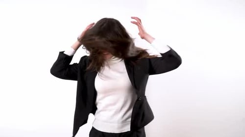 Femme élégante ayant un exploit de colère