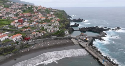 Vista aérea de la playa de Seixal, Madeira