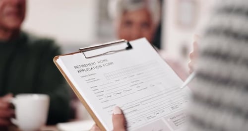 Trabajador social, manos y documentos con una pareja de personas mayores para el formulario de solicitud de residencia de ancianos