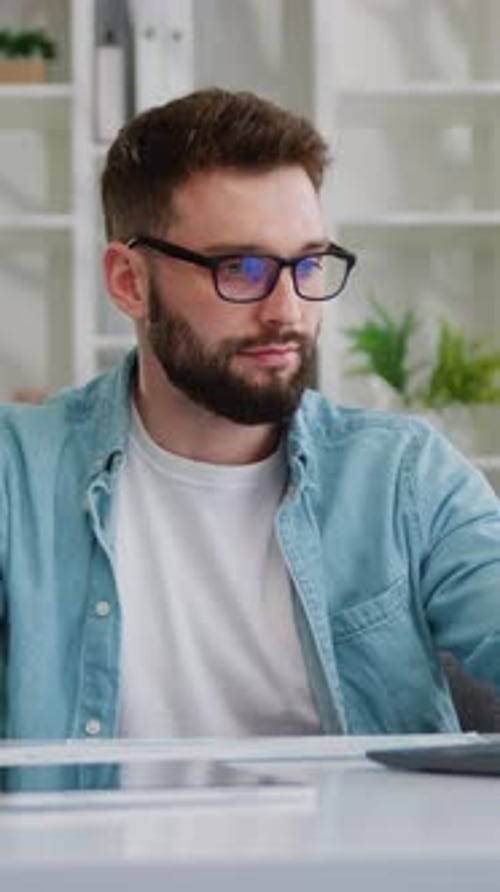Porträt eines gutaussehenden Geschäftsmannes, der zu Hause im Büro am Laptop arbeitet. Professionelles Tippen