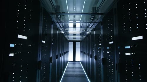 Vue de caméra descendante d'un centre de données en activité rempli de baies de serveurs.