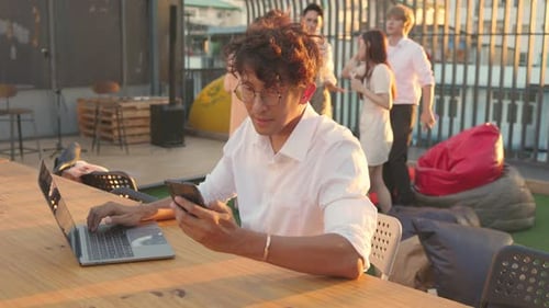 Homem adulto asiático estressado no trabalho, horas extras e conceito de viciado em trabalho