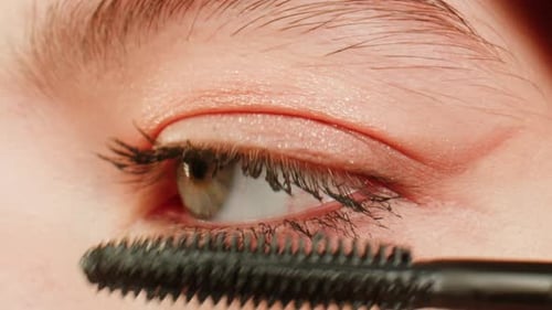 Lidschatten-Make-up auf den oberen Eyeliner Closeup Makeup Artist trägt einen hellen Lidschatten mit einem