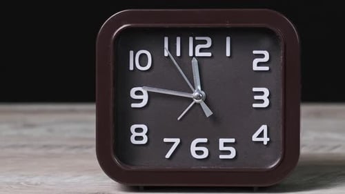 Die Zeigeruhr auf Holztisch und schwarzem Hintergrund Show Time