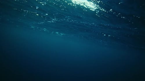 Soleil éclatant à travers la surface de l'océan Arctique au-dessus de l'eau bleue
