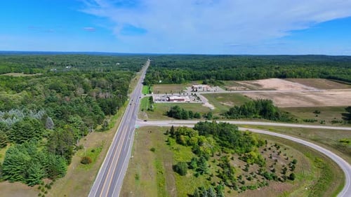 Division Road que se estende ao sul de Cadillac, Michigan, EUA, vista aérea