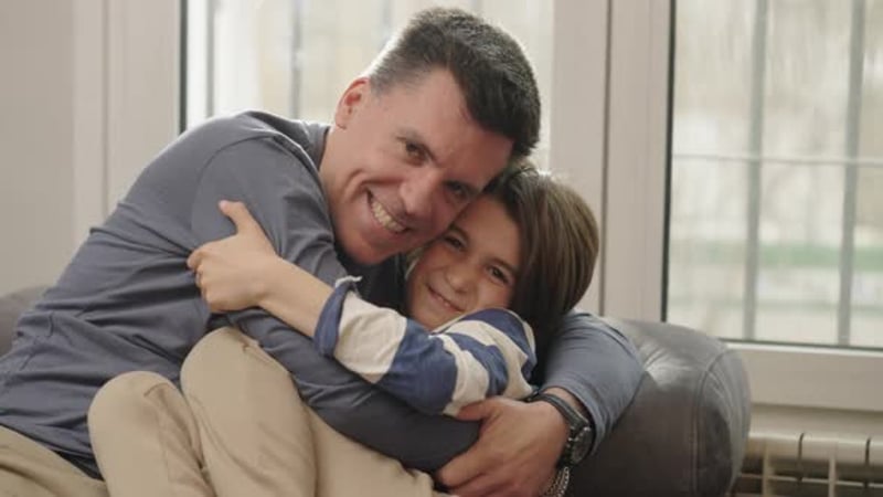 Mutter und Sohn teilen sich einen zärtlichen Moment im Bett, Stock ...