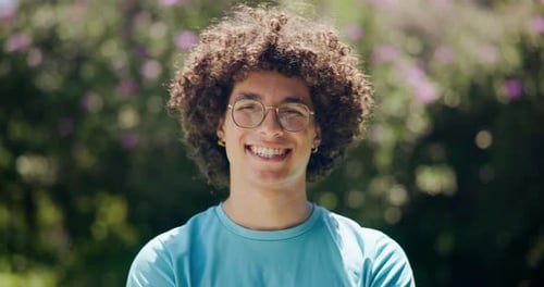 La naturaleza, la felicidad y el rostro del hombre en el parque para el bienestar, la salud y el relax al aire libre para hacer ejercicio